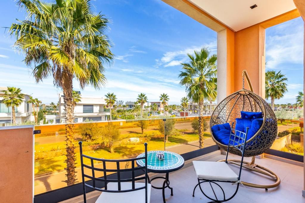Balcon avec palmiers